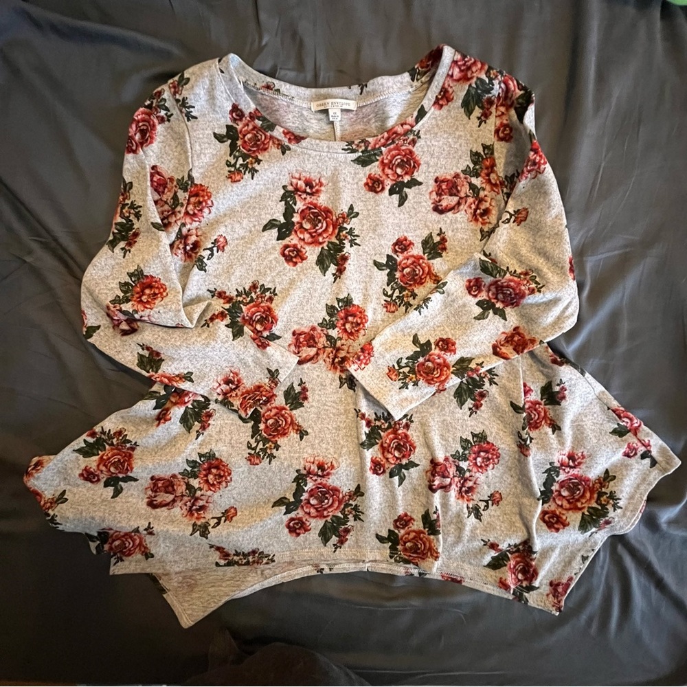 🌹 Green Envelope Plus Size Shirt - Grey With Red Rose Pattern